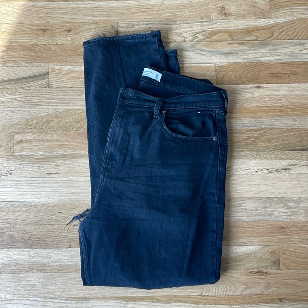 Abercrombie & Fitch Jeans - Black with ripped knee